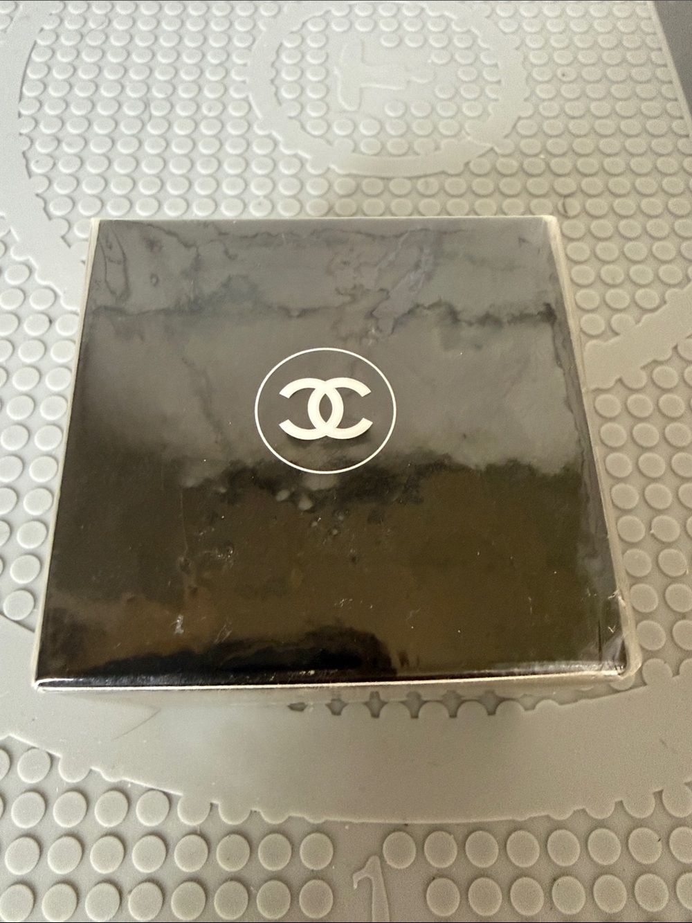 CHANEL Le Lift Firming Anti-Wrinkle Crème — Black with Pink Accent - Picture 3 of 7